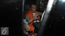 Tersangka kasus suap MA, Ichsan Suaidi berada di dalam mobil tahanan KPK, Jakarta, Jumat (8/4). Direktur PT Citra Gading Asritama itu diperiksa sebagai tersangka terkait dugaan  kasus korupsi di Dermaga Labuhan Haji Lombok. (Liputan6.com/Helmi Afandi)