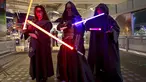 Sejumlah pria mengenakan kostum karakter di film ‘Star Wars’ di Times Square,  New York, Jumat (4/9/2015) . Hal ini untuk menarik perhatian warga sekitar untuk membeli mainan terbaru dari serilal “Star Wars : The Force Awakens”. (REUTERS/Carlo Allegri)