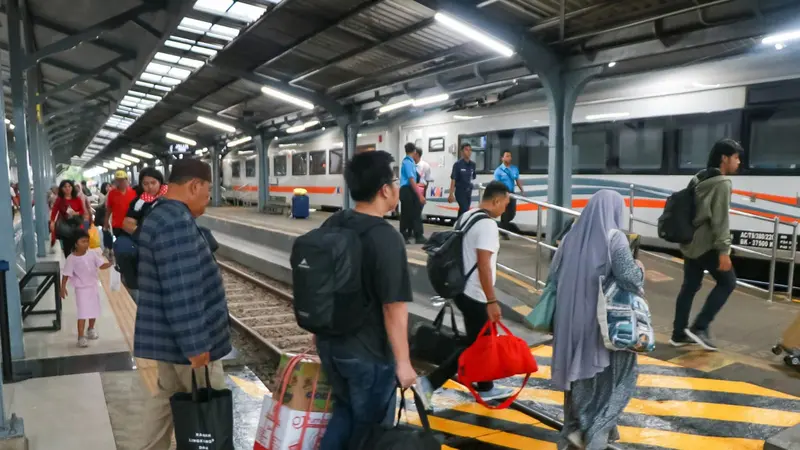 Para penumpang hendak memasuki kereta api di staisun Jember (Istimewa)