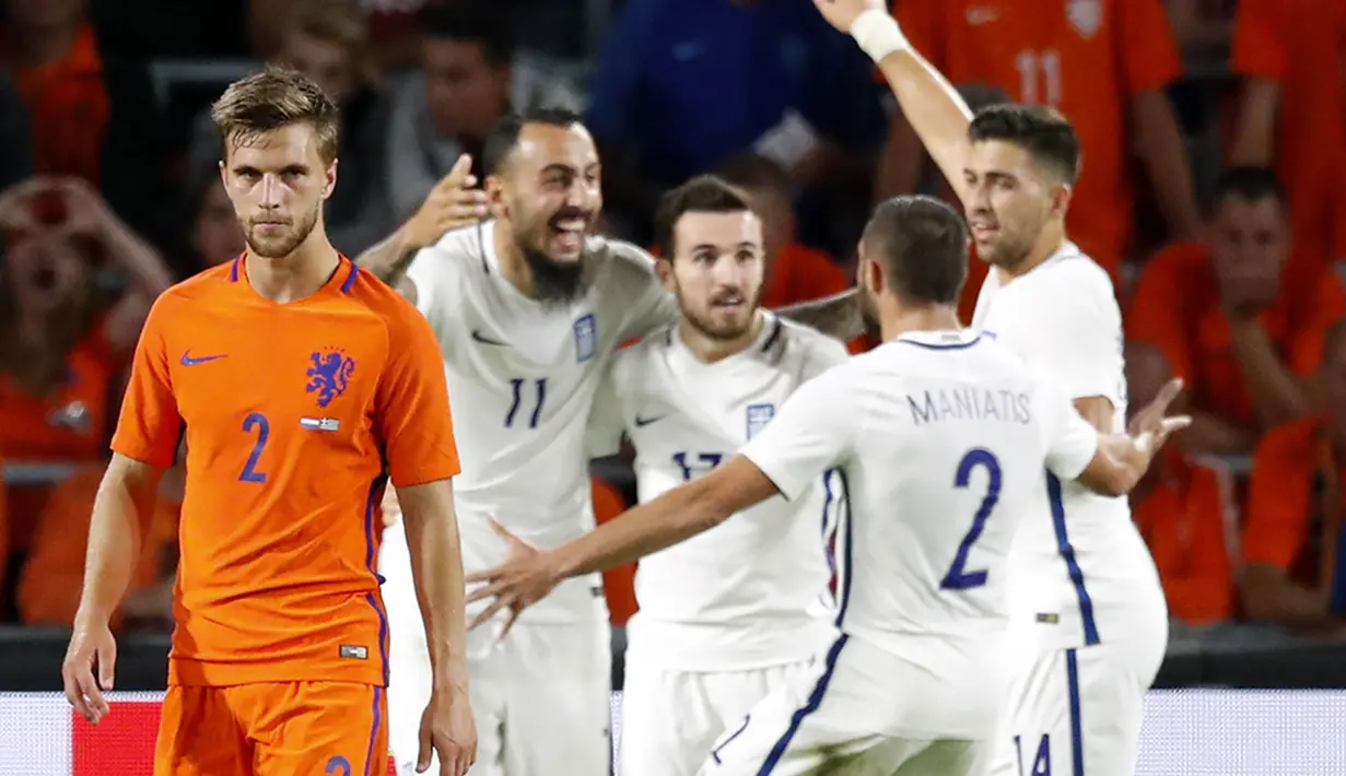 Para pemain Yunani merayakan kemenangan atas tuan rumah Belanda pada laga persahabatan di Stadion Philips,  Eindhoven, (2/9/2016) dini hari WIB. (AFP/ANP/Koen van Weel/Netherlands OUT)