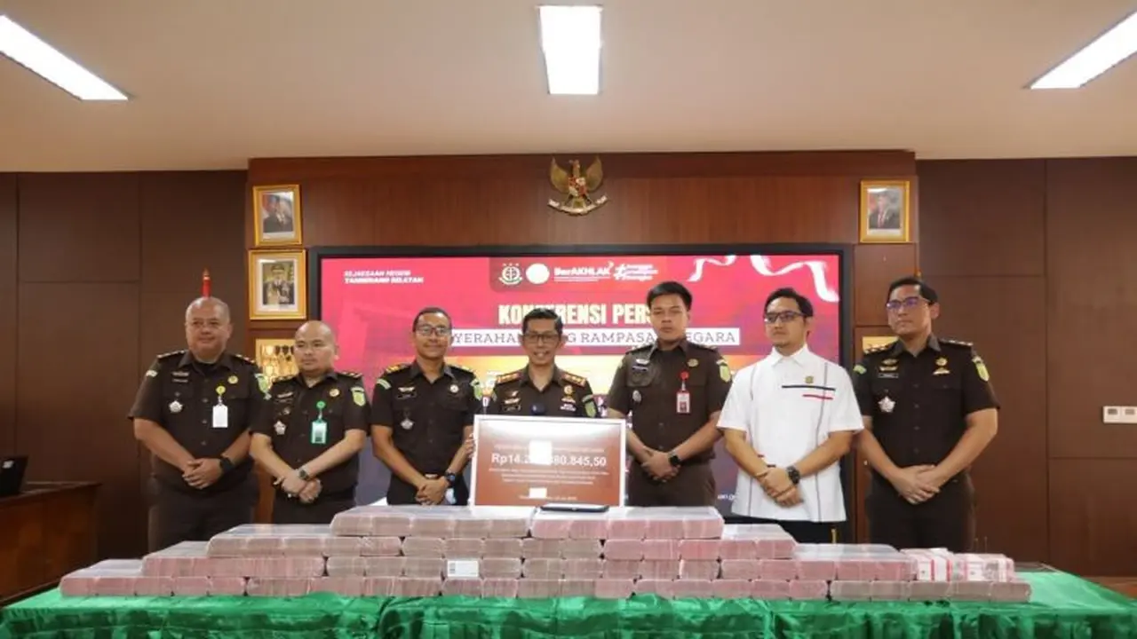 Kejari Tangsel setorkan uang rampasan pinjol senilai Rp 14,2 miliar ke kas negara.