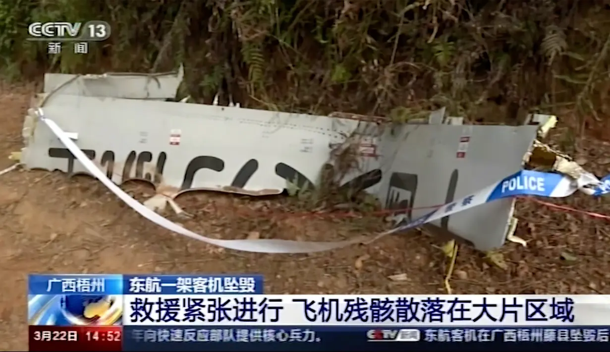 Polisi menutup puing-puing di lokasi kecelakaan pesawat maskapai China Eastern Airline di Tengxian, Daerah Otonomi Guangxi Zhuang, Selasa (22/3/2022). Tim penyelidikan telah menemukan puing-puing badan pesawat namun tidak menemukan adanya korban para penumpang. (CCTV via AP Video)