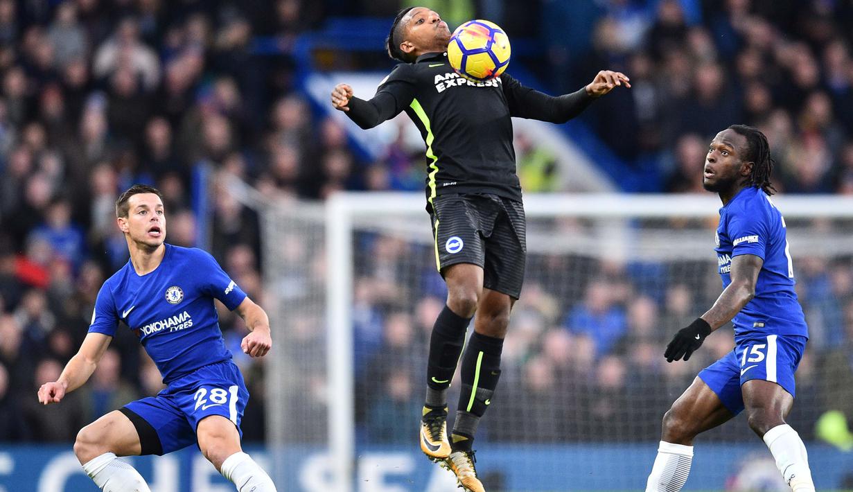 Aksi pemain Brighton, Jose Izquierdo (tengah) mengontrol bola saat diadang pemain Chelsea pada laga Premier League di Stamford Bridge, London, (26/12/2017). Chelsea menang 2-0. (AFP/Ben Stansall)