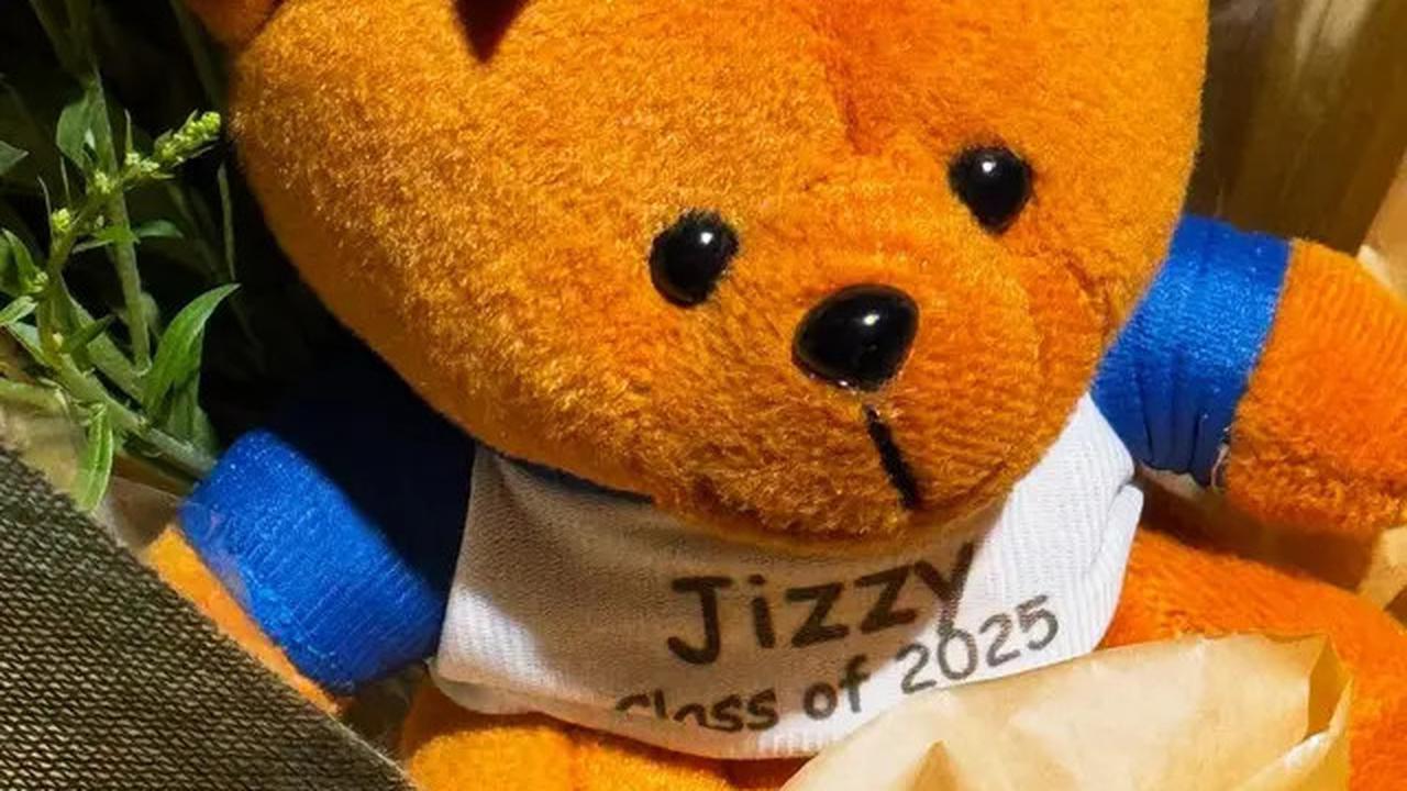 7 Potret Kelulusan Sekolah Jizzy Anak Vino Bastian, Penuh Kebahagiaan