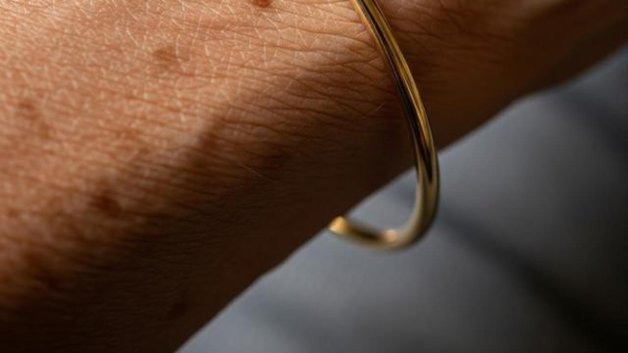 10 Model Bangle Emas Ringan untuk Lansia agar Nyaman Dipakai Sehari-Hari