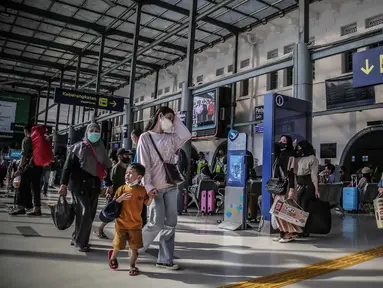 Penumpang kereta api Dharmawangsa dari Surabaya tiba di Stasiun Pasar Senen, Jakarta, Kamis (5/5/2022). Sebanyak 38.400 penumpang yang berangkat dari seluruh stasiun KA Jarak Jauh tiba di area Daop 1 Jakarta pada H+3 lebaran. (Liputan6.com/Faizal Fanani)