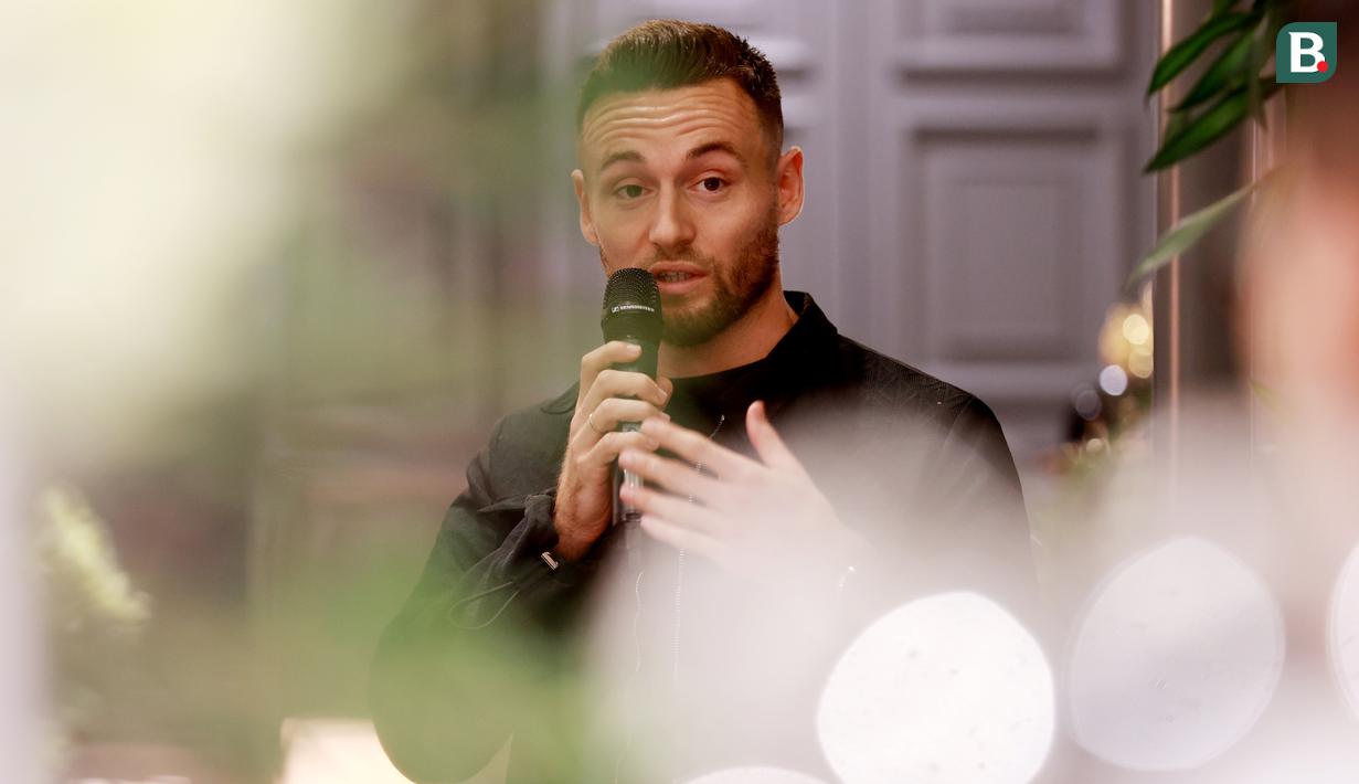 Pemain Persib Bandung yang juga pemain Timnas Indonesia, Marc Klok, menggelar buka puasa bersama rekan media di Plaza Indonesia, Jakarta, Senin (10/4/2023). (Bola.com/M Iqbal Ichsan)