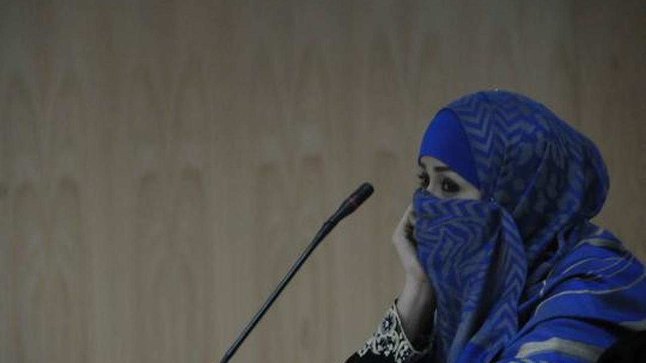 Ekspresi Neneng saat jalani sidang di Pengadilan Tipikor