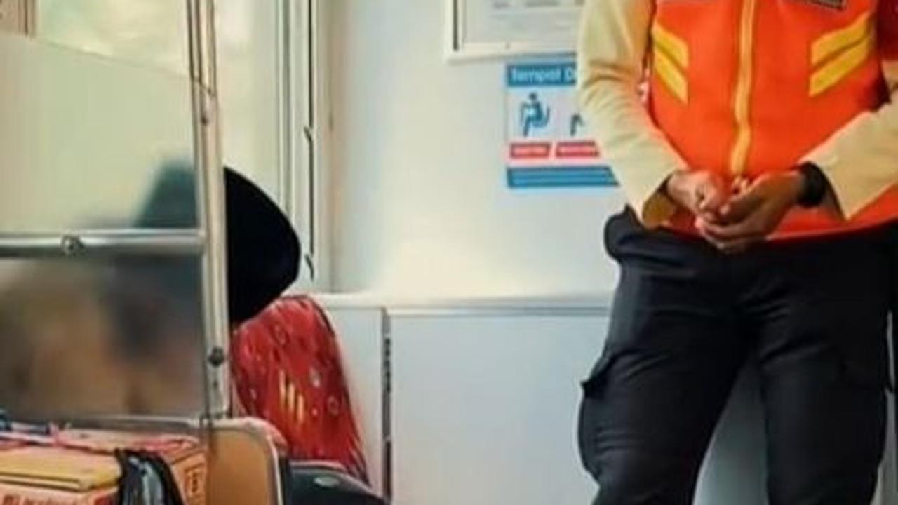 Aksi Petugas Keamanan KRL Jaga Dagangan Penumpang Lansia yang Ketiduran Ini Viral, Banjir Pujian