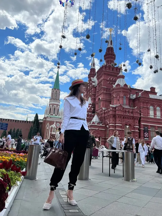 7 Gaya Luna Maya saat Pakai Topi, Tampil Modis dan Super Stylish