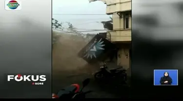 Sebuah peristiwa dramatis terekam kamera warga saat bangunan ruko di pusat Kota Malang, Jawa Timur, runtuh. Bangunan tersebut diduga runtuh akibat fondasinya tergerus air sungai.