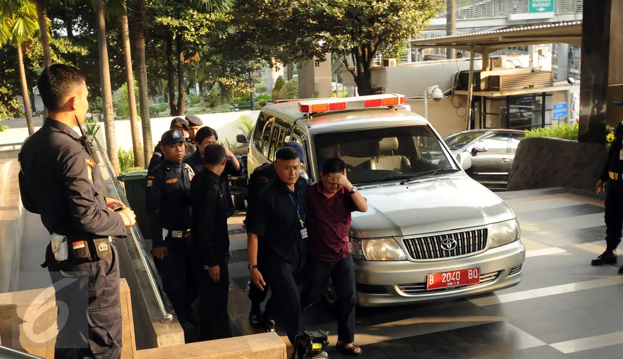 Komisi Pemberantasan Korupsi membawa dua politisi dan pejabat Pemkab Musi Banyuasin untuk diperiksa di gedung KPK Jakarta, Sabtu (20/6/2015). Keempat orang tersebut merupakan hasil OTT pada Jumat (19/6) malam. (Liputan6.com/Helmi Fithriansyah)