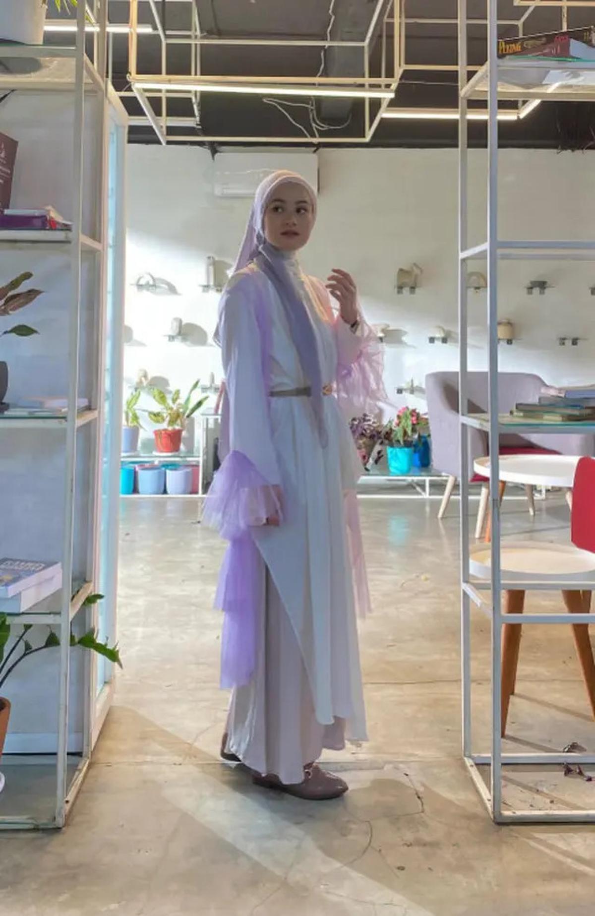 7 Model Gamis Brokat Warna Pastel Dinda Hauw, Anggun dan Kekinian
