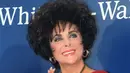 Elizabeth Taylor. Aktris yang memenangkan dua penghargaan Academy Awards ini memiliki dua dari tujuh perceraian yang berasal dari Richard Burton setelah perselingkuhannya dengan Marc Anthony di set ‘Cleopatra’. (AFP/Bintang.com)