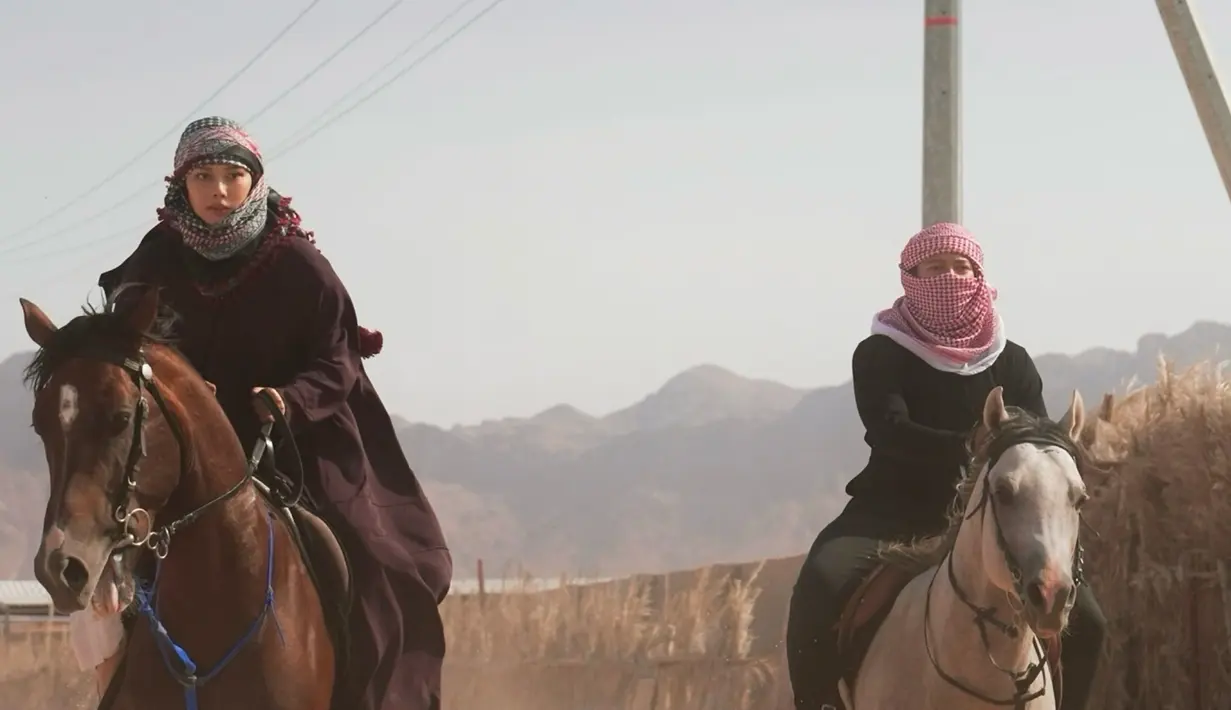 Berkuda di gurun, penampilan Dara Arafah bak penunggang kuda dalam film-film peperangan zaman dahulu. Banyak dari para penggemar yang memuji penampilannya tersebut dan menyebutnya dengan panggilan Princess Dara karena jago berkuda. (Liputan6.com/IG/@daraarafah)