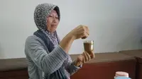 Jamu Empon-Empon yang diracik penjual jamu di Palembang, dipercaya berkhasiat untuk mencegah penularan Virus Corona (Liputan6.com / Nefri Inge)