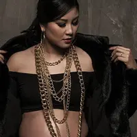 Kabar bahagia datang dari Puteri Indonesia 2008, Zivanna Letisha Siregar. Istri Haries Argareza Harahap atau biasa disapa Arga baru saja melahirkan. Kabar bahagia itu terlihat dari Instagram. (Instagram/zivannaletisha)