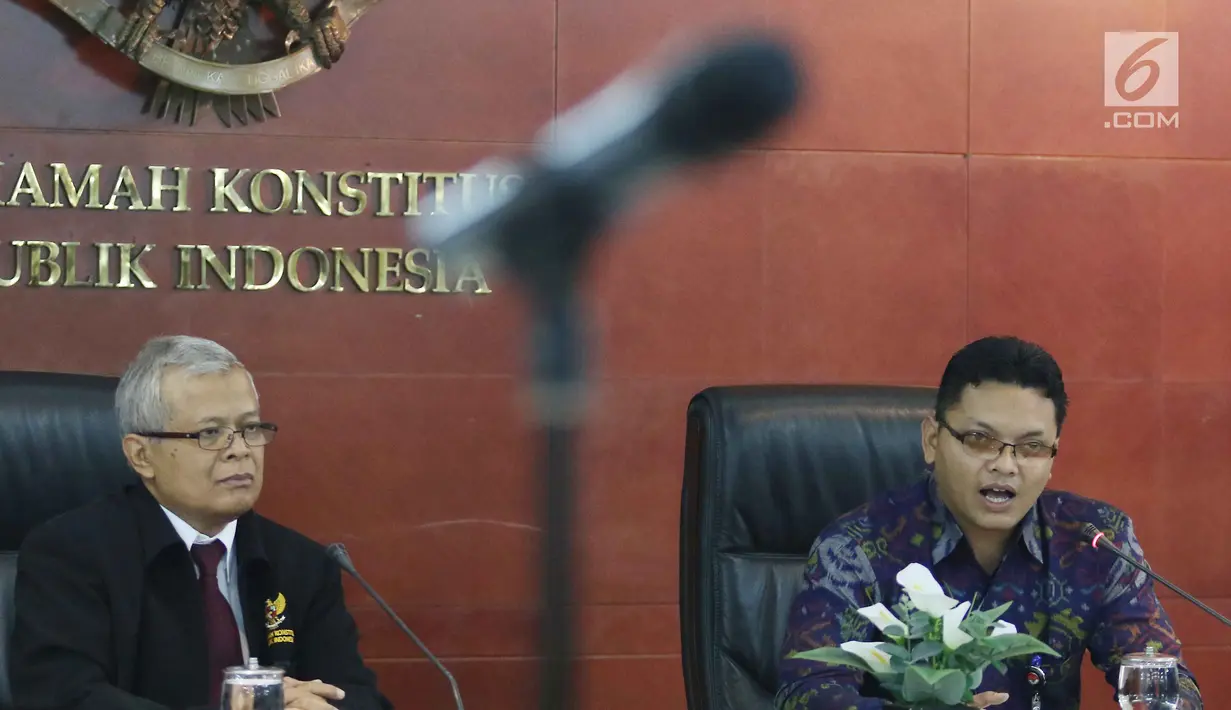 Kepala Biro Humas dan Protokol MK Rubiyo (kiri) dan Jubir MK Fajar Laksono (kanan) menjelaskan angket KPK di Gedung MK, Jakarta, Kamis (15/2). Menurut MK, KPK diberi tugas, kewenangan, dan fungsi berkaitan kekuasaan kehakiman. (Liputan6.com/Angga Yuniar)