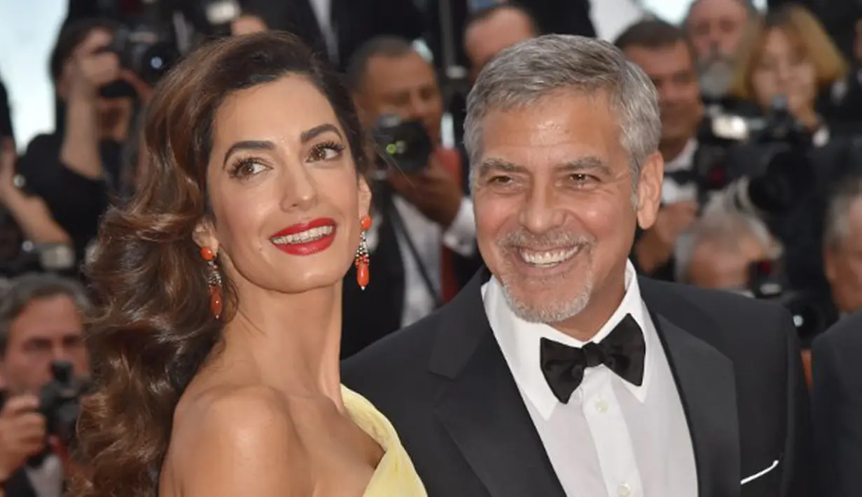 Rona bahagia menyelimuti pasangan George Clooney dan Amal Almuddin. Pasalnya keduanya baru saja dikaruniai anak pertama mereka. Hal membahagiakan lainnya adalah mereka mendapat sepasang anak kembar. (AFP/Bintang.com)