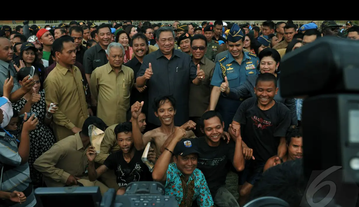 Presiden Sby dan rombongan berpose bersama warga yang ikut pesta rakyat di kawasan IPSC, Bogor, Selasa (18/8/2014) (Liputan6.com/Johan Tallo)