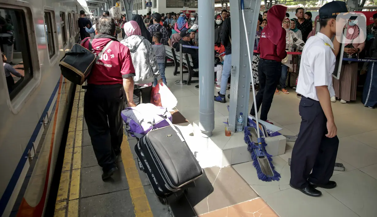 Calon penumpan bersiap menaiki kereta di Stasiun Pasar Senen, Jakarta, Senin (30/12/2019). PT KAI Daerah Operasi I mencatat sebanyak 23 persen tiket kereta api jarak jauh masih tersedia untuk masa angkutan Natal dan Tahun Baru 2020. (Liputan6.com/Faizal Fanani)