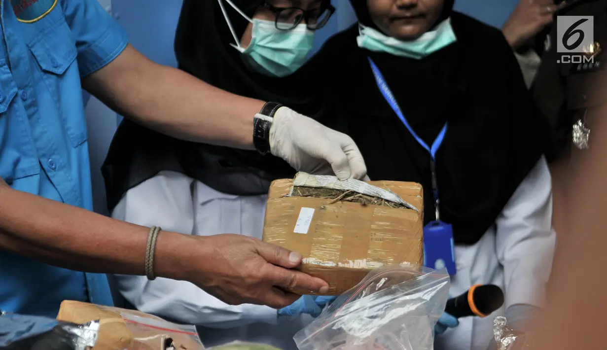 Tim Laboratorium BNN menunjukkan barang bukti narkoba sebelum pemusnahan di Kantor BNN, Jakarta, Senin (10/12). BNN memusnahkan sebanyak 48 kilogram sabu, 33.218 butir ekstasi, dan 229 kilogram ganja. (Merdeka.com/Iqbal Nugroho)