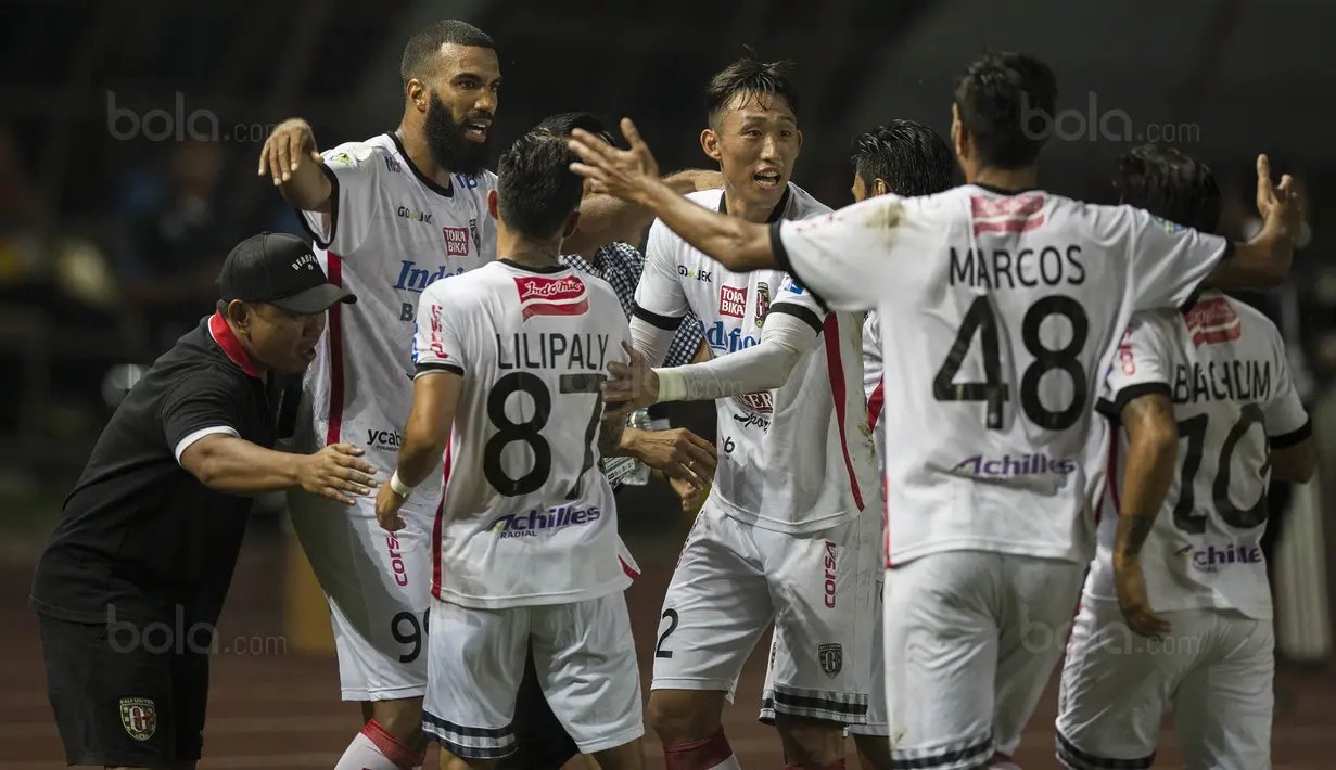 Para pemain Bali United merayakan gol yang dicetak Sylvano Comvalius ke gawang Bhayangkara FC pada laga Liga 1 Indonesia di Stadion Patriot, Bekasi, Jumat (29/9/2017). Bhayangkara menang 3-2 atas Bali. (Bola.com/Vitalis Yogi Trisna)
