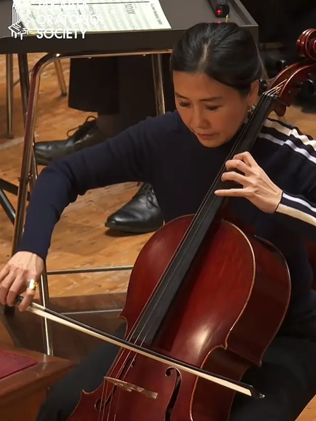 Potret Cantik Veronica Tan Bermain Cello di Hari Natal, Tampil Elegan Meski Tanpa Dress Mewah