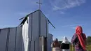 Imigran gelap tiba di sebuah gereja darurat yang di dirikan di dekat kamp sementara mereka di sekitar pelabuhan Calais, Prancis, Minggu (2/8/2015). Sebelumnya, ratusan imigran memaksa masuk Prancis melalui Terowongan Channel. (REUTERS/Pascal Rossignol)