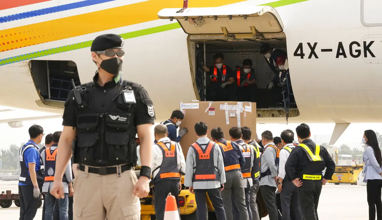 Paket vaksin COVID-19 Pfizer yang dikirim oleh Israel dibongkar di Bandara Internasional Incheon di Incheon, Rabu (7/7/2021). Pemerintah Israel mengirim 700.000 dosis vaksin buatan Pfizer yang hampir kedaluwarsa ke Korea Selatan dalam kesepakatan pertukaran vaksin covid-19. (AP/Ahn Young-joon)