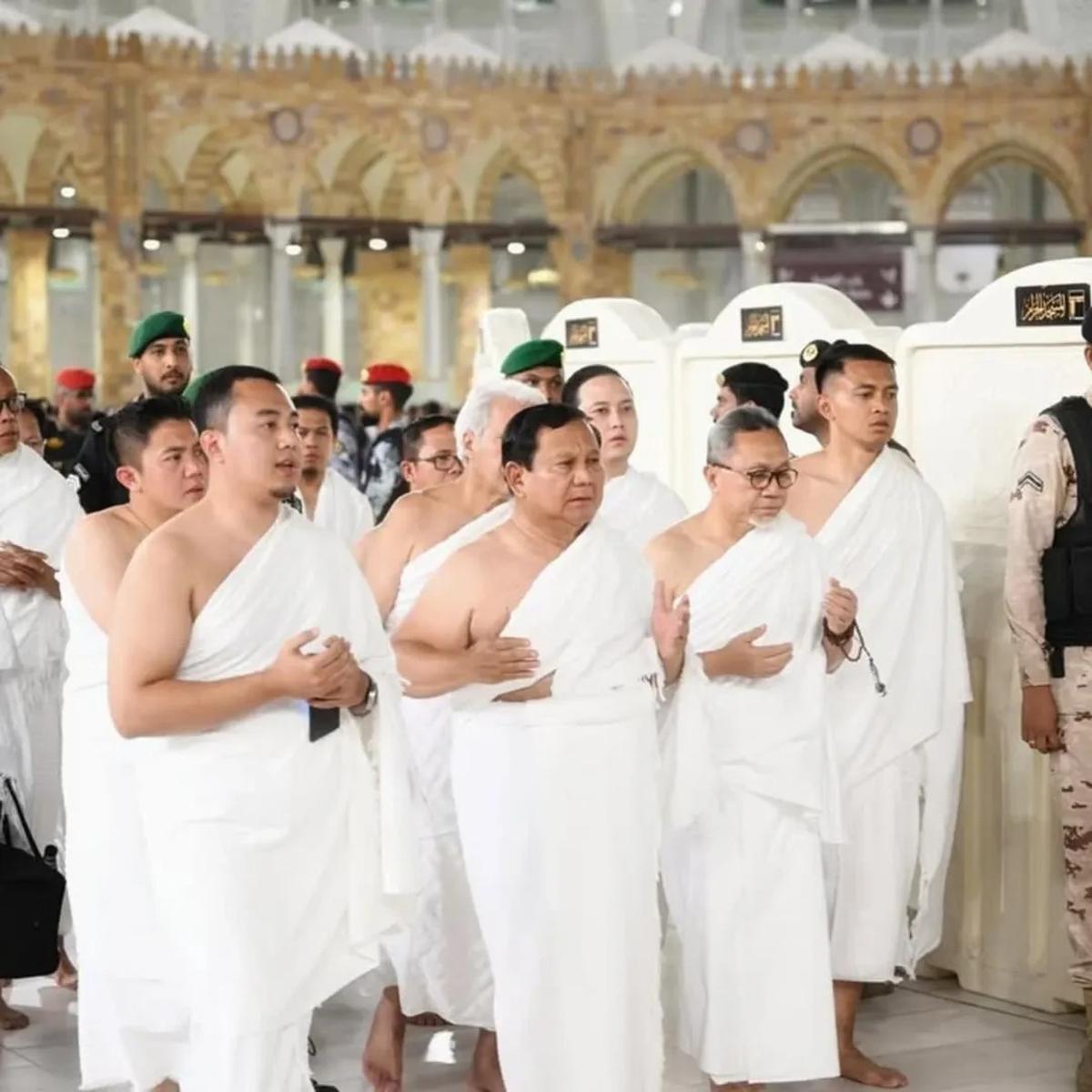 Potret Presiden Prabowo Khusyuk Umrah Malam-Malam