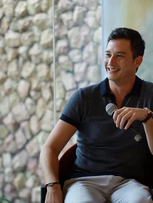 "Raline sih tipe cewek semua orang sih. Dia cantik, baik, pinter, jago akting. Siapa yang nggak suka. She is friend," ujar ayah satu anak itu. (Galih W. Satria/Bintang.com)