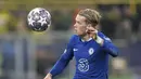 <p>Gelandang Chelsea, Mykhailo Mudryk mengontrol bola saat bertanding melawan Borussia Dortmund selama pertandingan leg pertama babak 16 besar Liga Champions di Signal Iduna Park, Jeramn, Kamis (16/2/2023). Dortmund menang atas Chelsea dengan skor tipis 1-0. (AP Photo/Martin Meissner)</p>