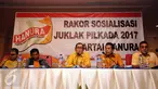 Ketua Tim Pilkada Pusat Partai Hanura, Erik Satrya Wardhana (tengah) memberikan keterangan terkait Pilkada 2017 di Jakarta, Selasa (29/3). Dalam rilisnya, Partai Hanura perlu menjaring bakal calon pemimpin daerah terbaik. (Liputan6.com/Helmi Fithriansyah)