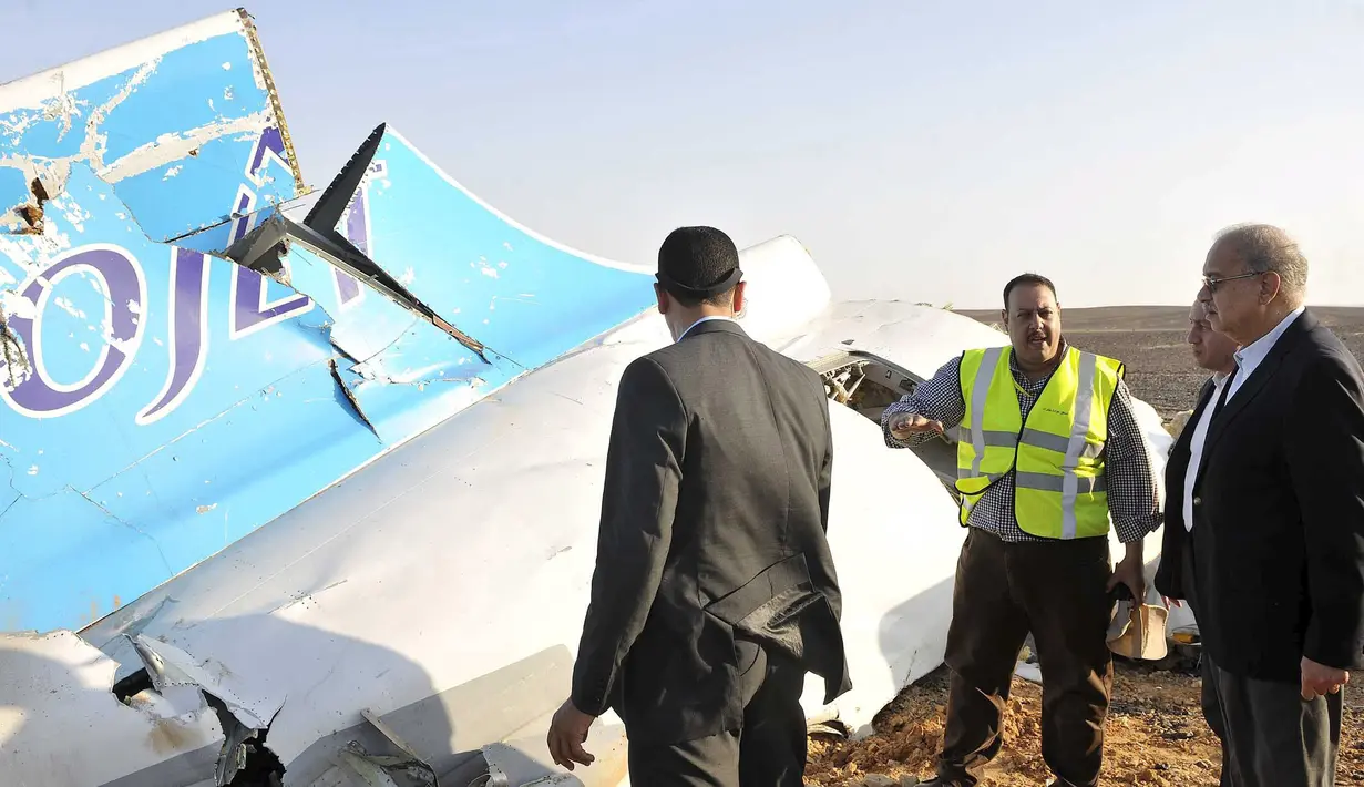 Perdana Menteri Mesir Sherif Ismail (kanan) melihat kondisi pesawat yang sudah hancur akibat terjatuh di Mesir utara, Sabtu (31/10/2015). Pesawat  membawa 224 penumpang jatuh ke daerah pegunungan Sinai setelah kehilangan kontak radar. (REUTERS/Stringer)