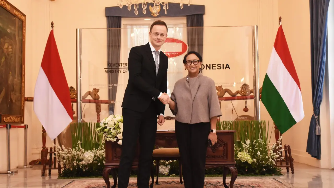 Menteri Luar Negeri RI Retno Marsudi bersama dengan Menteri Luar Negeri dan Perdagangan Hongaria Peter Szijjarto.