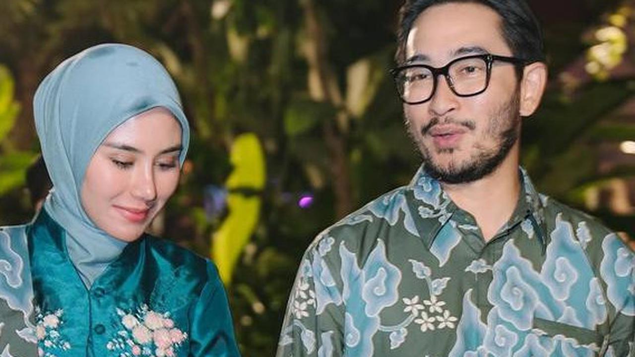 Syahnaz Sadiqah Tampil Anggun dengan Kebaya Kerah Shanghai dan Batik Megamendung, Selaras dengan Jeje Govinda