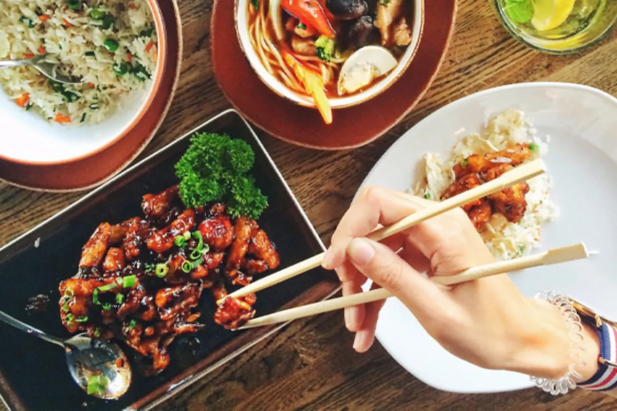 Makan Terlalu Cepat Bikin Diet Gagal Total, Apa Pasal?