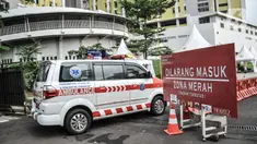 Mobil ambulans melewati pintu masuk saat mengantarkan pasien Covid-19 ke Rumah Sakit Darurat Covid (RSDC) Rusun Pasar Rumput, Jakarta, Senin (2/8/2021). Sebanyak 466 pasien Covid-19 masih menjalani perawatan di tower RSDC-19 Rusun Pasar Rumput hingga Senin (2/8) ini. (merdeka.com/Iqbal S Nugroho)