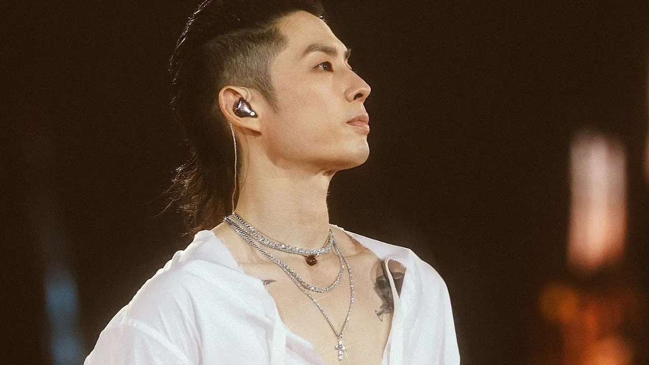 Penuh Berlian tapi Tetap Effortless, Intip Gaya Van Ness Wu di Atas Panggung