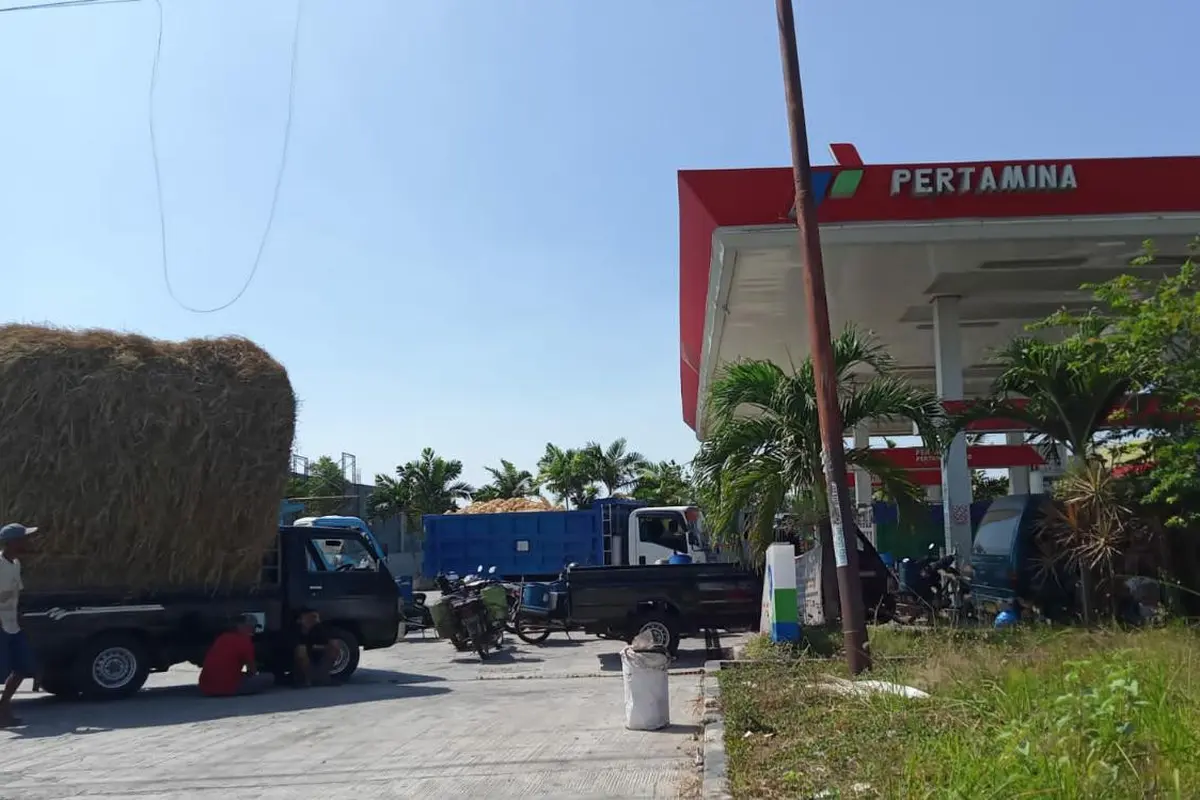 Sopir mengantre solar di SPBU Tuban. (Adirin/liputan6.com)