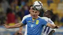 Gelandang timnas Ukraina Ruslan Malinovsyi berebut bola dengan penyerang timnas Prancis, Moussa Diaby dalam laga Kualifikasi Piala Dunia 2022 zona Eropa di NSK Olimpiyskiy, Minggu (5/9/2021) dinihari WIB. Prancis bermain imbang 1-1 dengan tuan rumah, Ukraina. (AP Photo/Efrem Lukatsky)