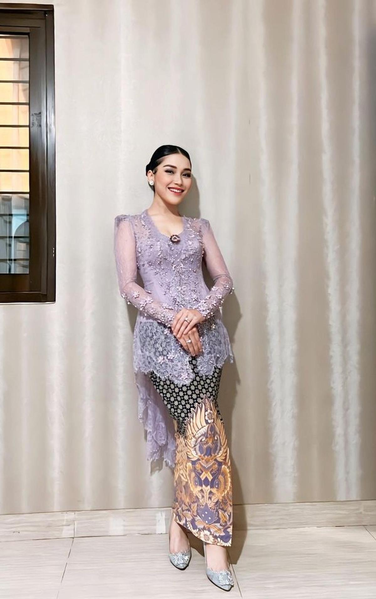 Kebaya Berwarna Ungu Pastel