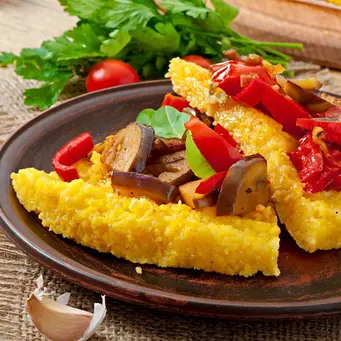 Sayuran seperti terong, tomat ceri, jamur, dan chickpeas tidak hanya lezat, tetapi juga kaya nutrisi, menjadikan hidangan ini cocok untuk dinikmati bersama keluarga saat hari raya. (foto/dok: freepik/timolina)