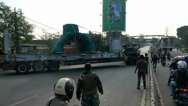 Diduga akibat pengemudi lengah truk pembawa muatan spare part alat berat tersangkut di jembatan penyeberangan orang (JPO) Daan Mogot Jakarta Barat.