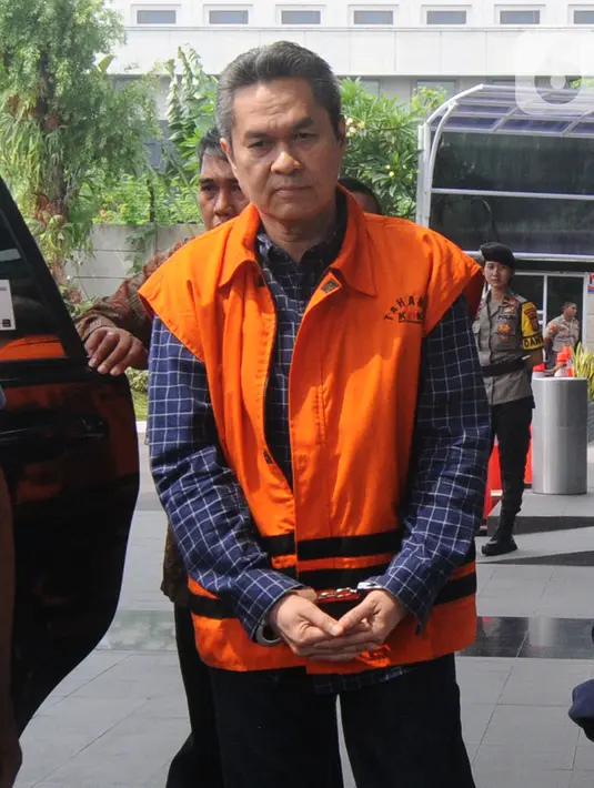Direktur Keuangan PT Angkasa Pura (AP) II, Andra Y Agussalam berjalan masuk akan menjalani pemeriksaan lanjutan di Gedung KPK, Jakarta, Rabu (6/11/2019). Andra Y Agussalam diperiksa sebagai tersangka untuk melengkapi berkas. (merdeka.com/Dwi Narwoko)