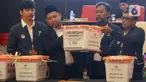 Panitia Pemilihan Kecamatan (PPK) Kemayoran mengangkat kotak berisi amplop form C hasil penghitungan suara Pemilihan Gubernur DKI Jakarta dalam Pilkada Serentak tahun 2024 di Jakarta, Rabu (4/12/2024). (Liputan6.com/Herman Zakharia)