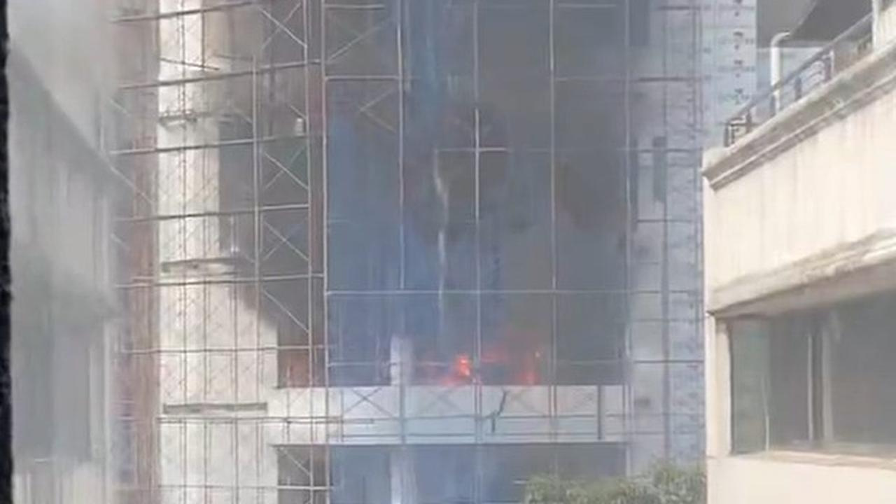 Gedung di Cikini Terbakar, 20 Damkar Dikerahkan