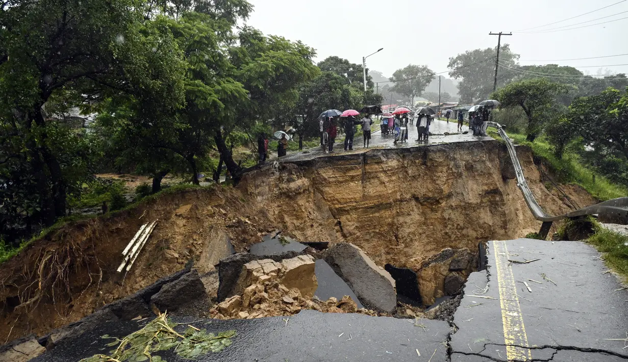 Sebuah jalan yang menghubungkan dua kota Blantyre dan Lilongwe terlihat rusak akibat hujan lebat akibat Topan Tropis Freddy di Blantyre, Malawi Selasa, 14 Maret 2023. Topan yang tak henti-hentinya melanda Afrika bagian selatan telah menewaskan lebih dari ratusan orang di Malawi dan Mozambik sejak melanda benua itu untuk kedua kalinya pada Sabtu malam, pihak berwenang di kedua negara telah mengkonfirmasi. (AP Photo/Thoko Chikondi)