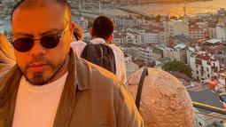 Mengunggah foto dengan latar suasana perkotaan Istanbul tersiram cahaya jingga matahari yang hendak terbenam, Joko Anwar tampil gaya dengan kacamata hitam seraya ogah menatap kamera. Sejumlah selebritas menyelamati liburan ala Joko Anwar dengan cara unik. “Happy Holiday,” cetus Ratu Felisha di kolom komentar. “Semalam aku mimpi kau dikejar-kejar setan api,” celoteh Tara Basro. (Foto: Dok. Instagram @jokoanwar)